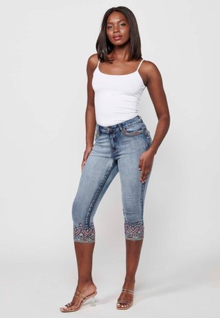 Pantalón denim pirata con detalles bordados y efecto desgastado color azul claro para mujer